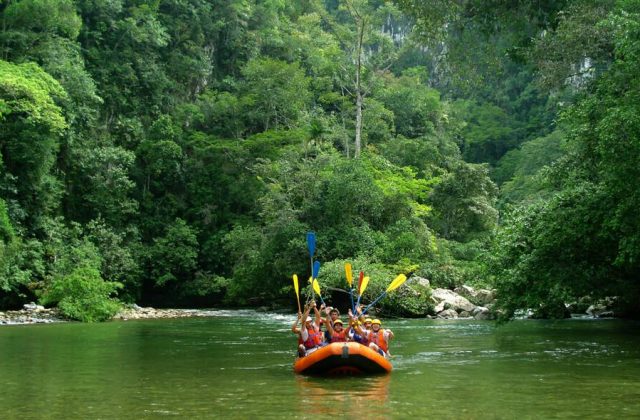 Medellin-Friends-Vacation-Colombia-03-1-o753trjqw5mgity7662xaf6tfe8bmhh55734s5zyw8