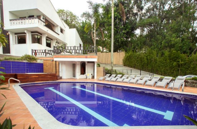 Medellin-Friends-Vacation-Colombia-06-o753tx6s15u6ghq098iopdrkzpgiwo3j5z01ntrluw