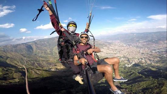 Medellin-paragliding-tour-03