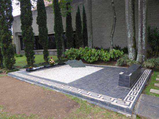 Pablo-Escovar-Gaviria-Historical-Tour-Medellin-02
